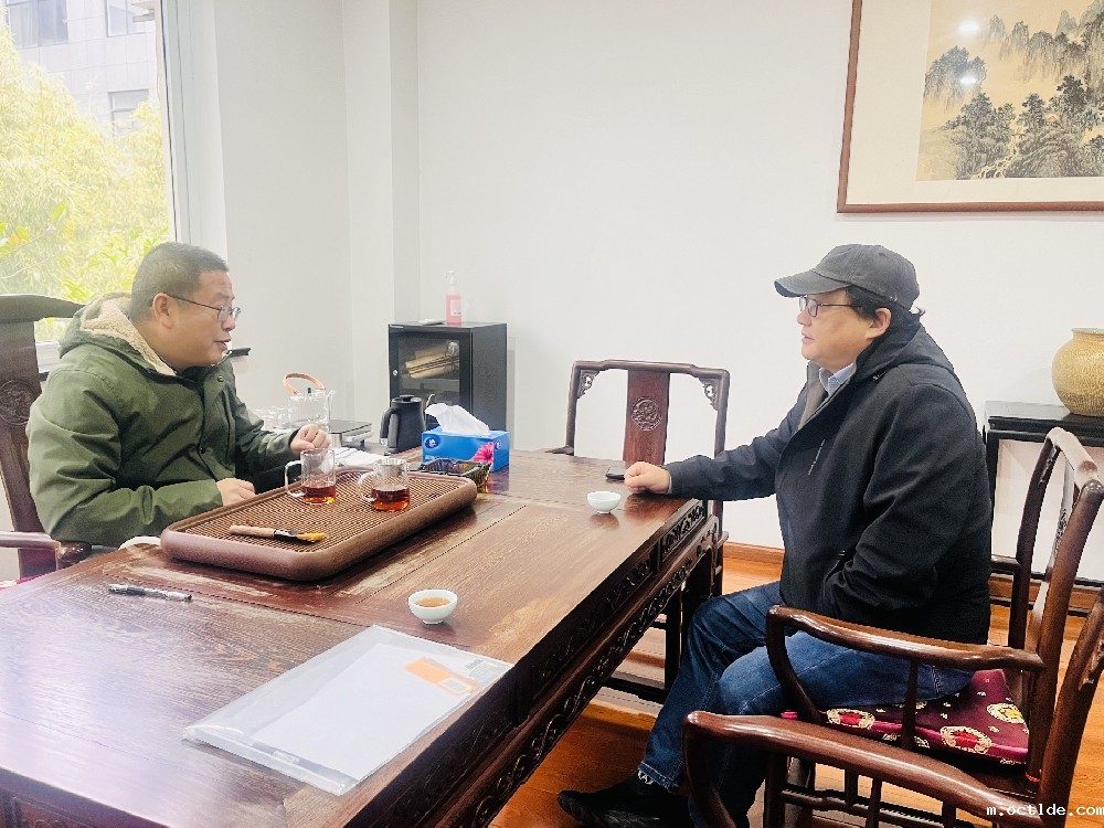 协会秘书处向会长汇报交流工作